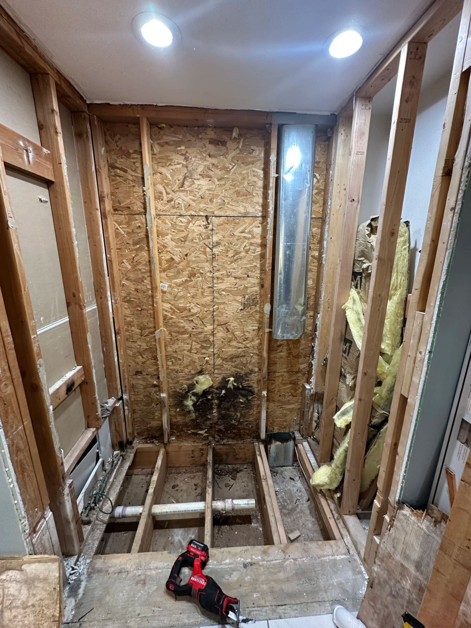 Bathroom before remodel with dated tub surround, Monmouth County NJ